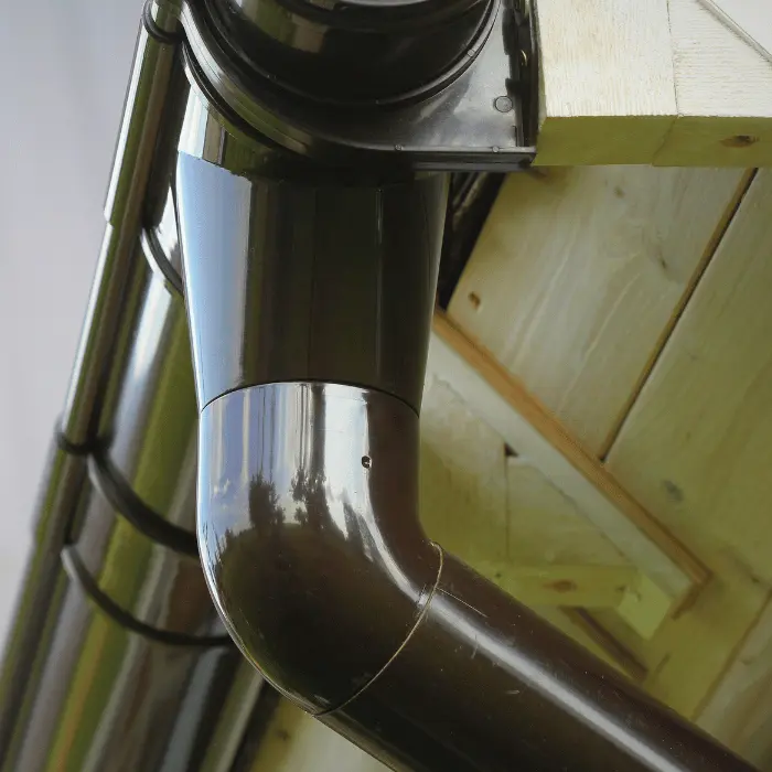 Installation d'une gouttière neuve en PVC